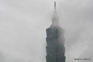 Taipei 101 in den Wolken